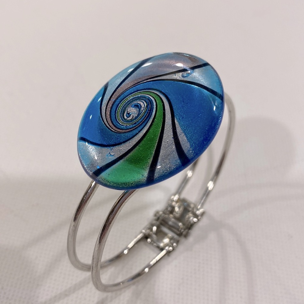 Murano style oval glass hinged silver tone bracelet. New.